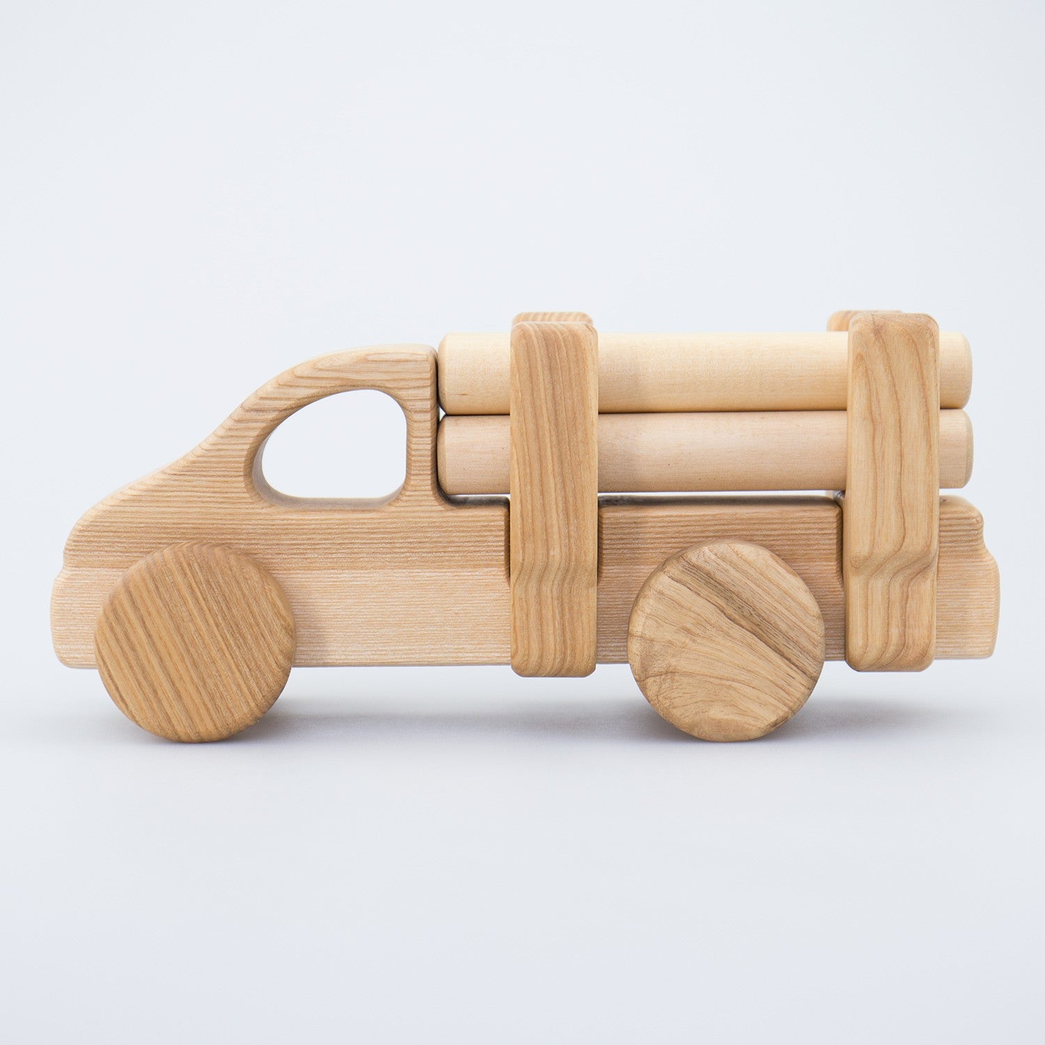 spielzeug holzauto Holzauto mit Holzstämmen von Lotes Toys · Bio Spielzeug