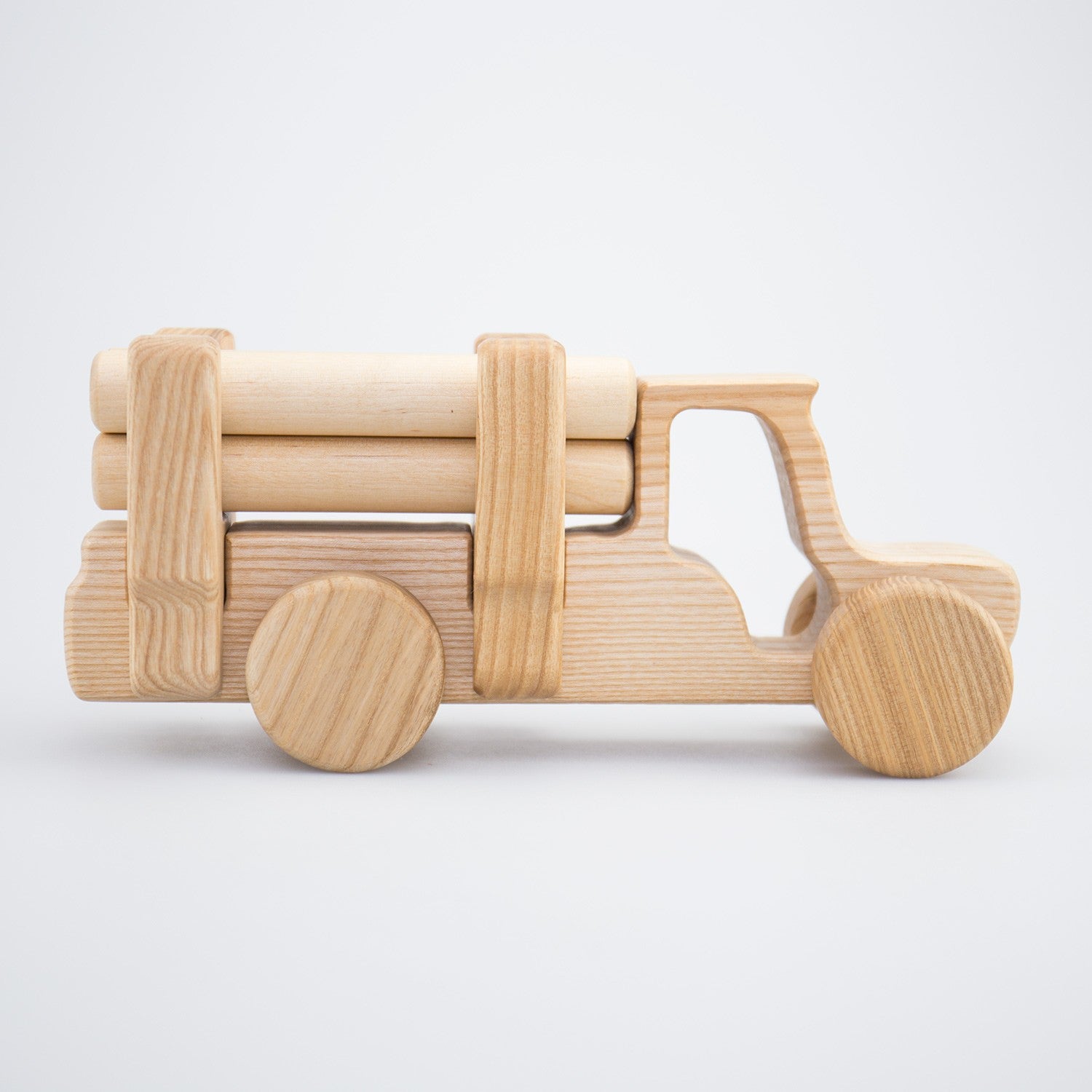 Holztraktor mit Holzstämmen von Lotes Toys · Bio Spielzeug
