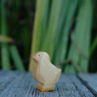 Holzwald Holzfigur Küken dunkel