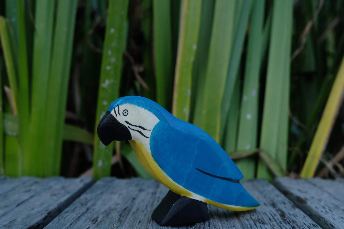 Holzwald Holzfigur Papagei blau