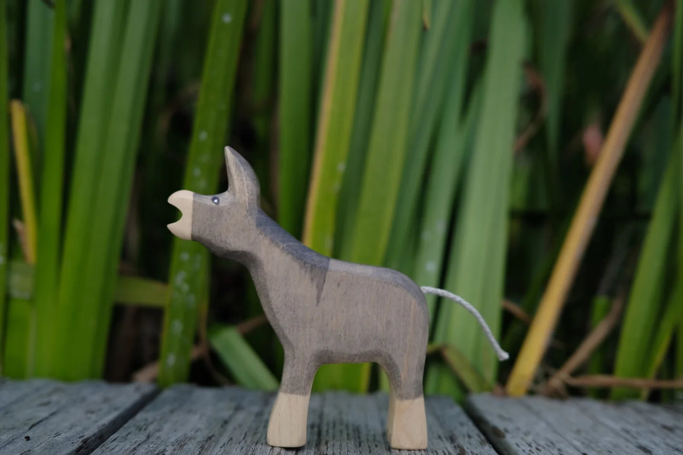 Holzwald Holzfigur Esel klein Kopf hoch