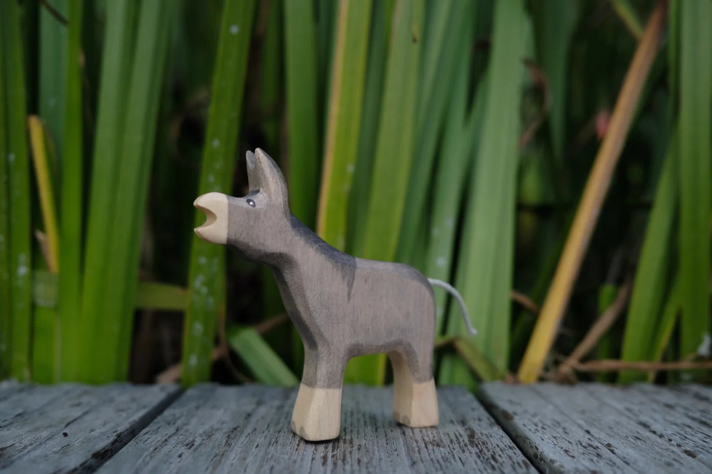 Holzwald Holzfigur Esel klein Kopf hoch