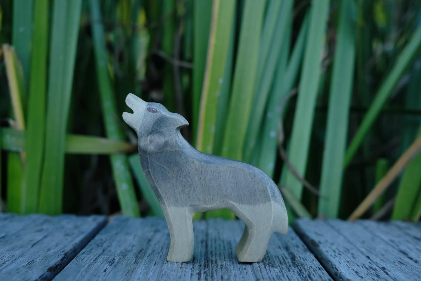 Holzwald Holzfigur Wolf heulend