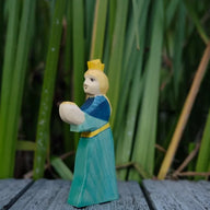 Holzwald Holzfigur Prinzessin für Froschkönig