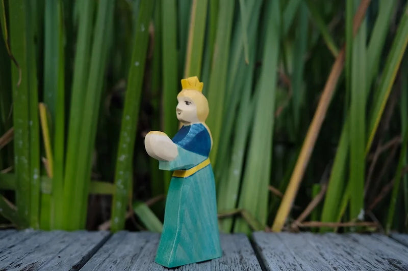 Holzwald Holzfigur Prinzessin für Froschkönig