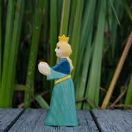 Holzwald Holzfigur Prinzessin für Froschkönig