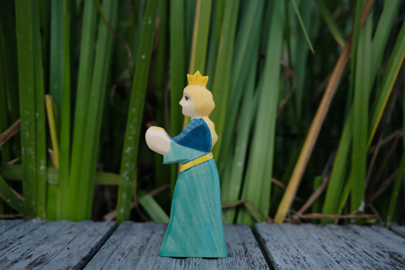 Holzwald Holzfigur Prinzessin für Froschkönig