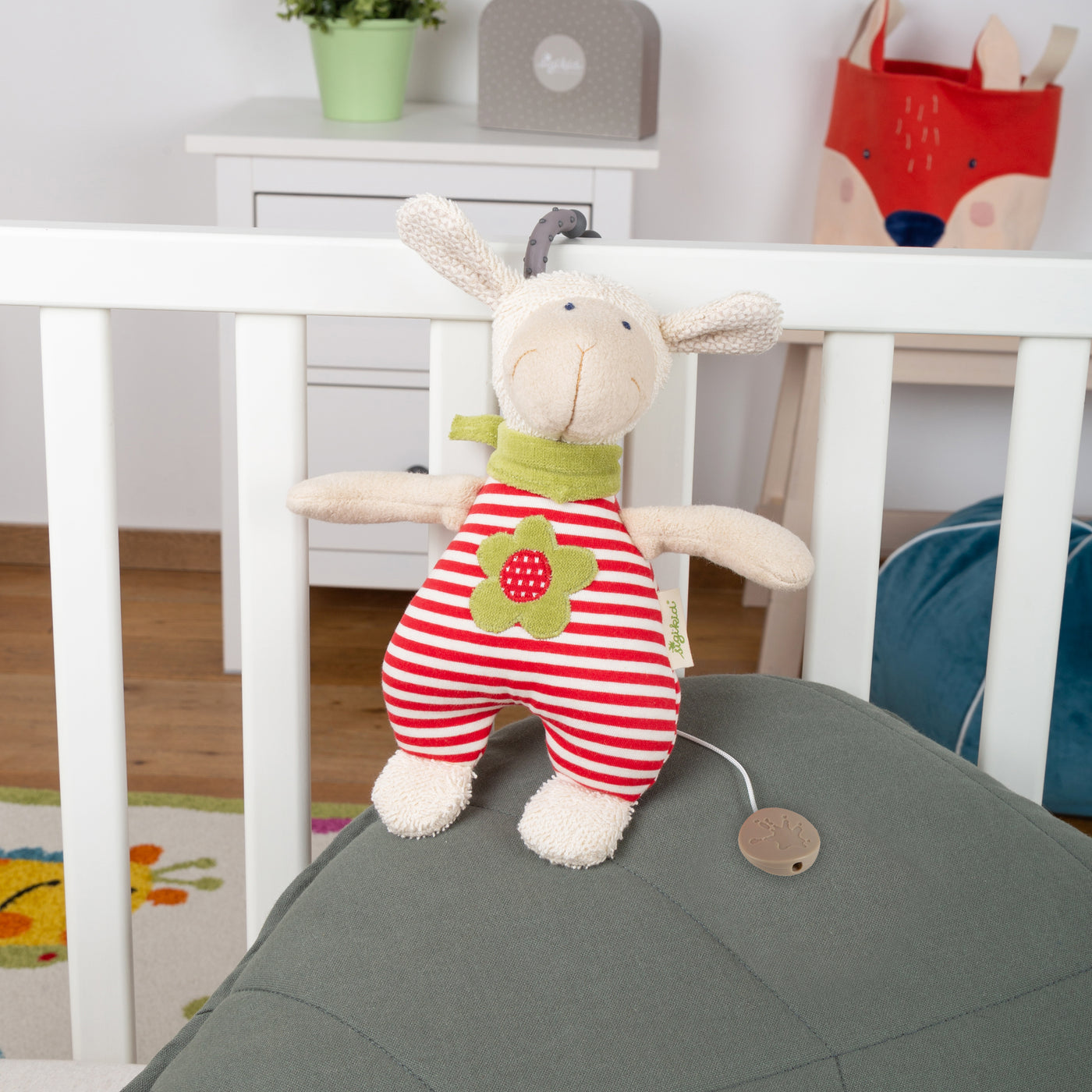 Bio-Spieluhr Schaf gestreift im Kinderbett