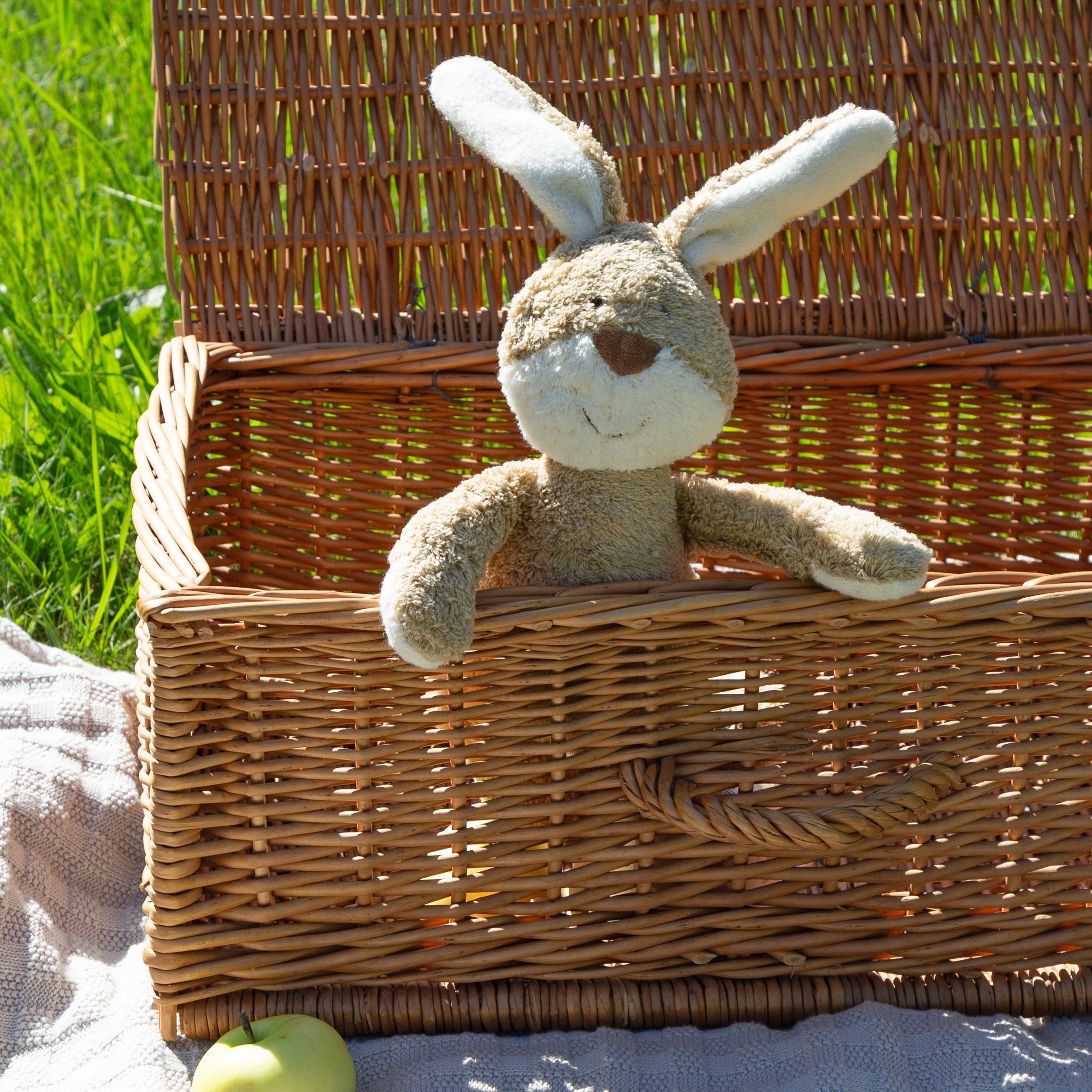 Bio-Kuscheltier Hase im Korb sitzend