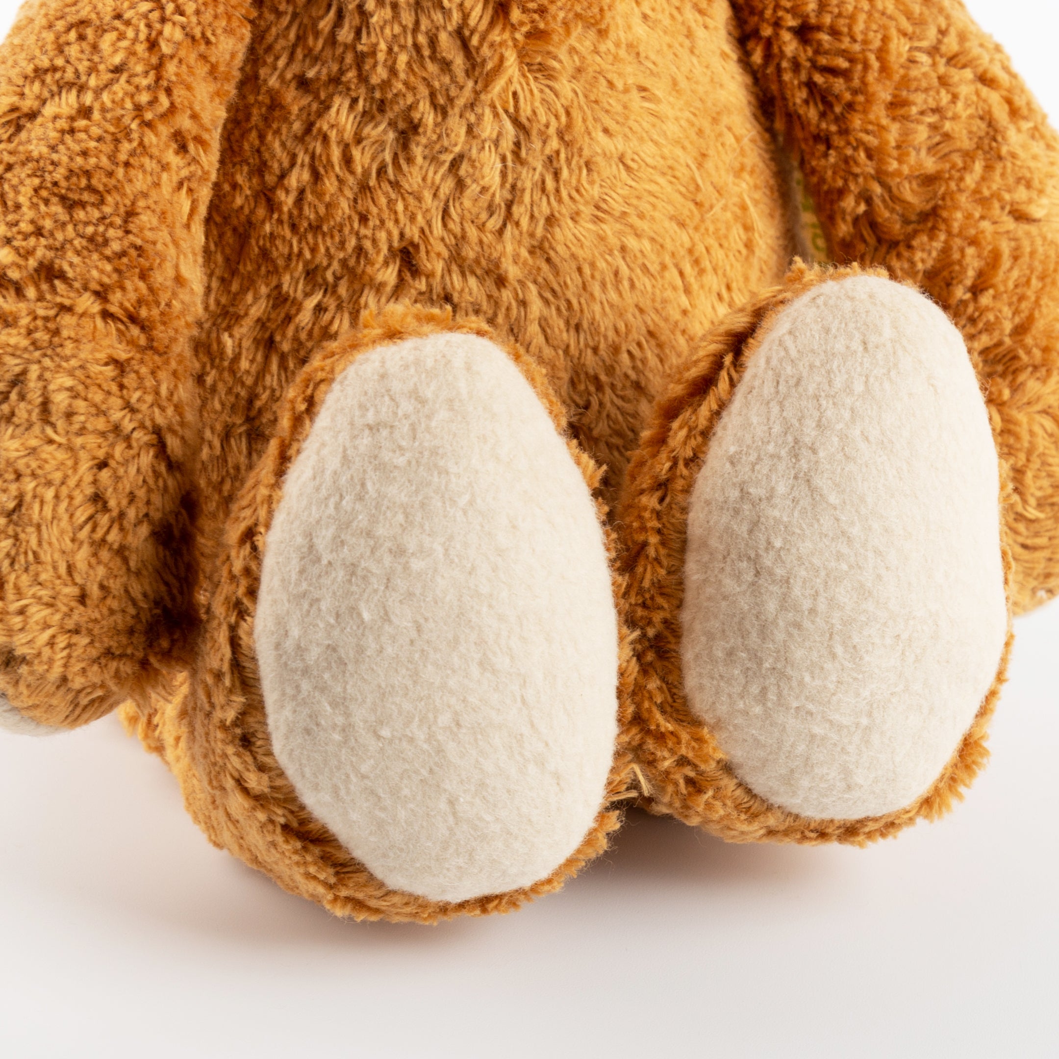 Bio-Kuscheltier Bär braun Nahaufnahme Füße