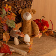 Bio-Kuscheltier Bär braun sitzend mit Herbstdeko
