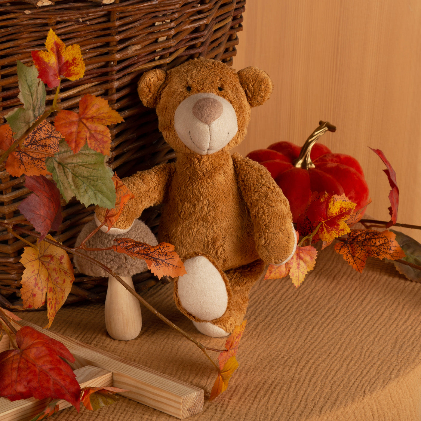 Bio-Kuscheltier Bär braun sitzend mit Herbstdeko