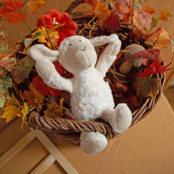 Bio-Kuscheltier Schaf im Korb mit Herbstdeko