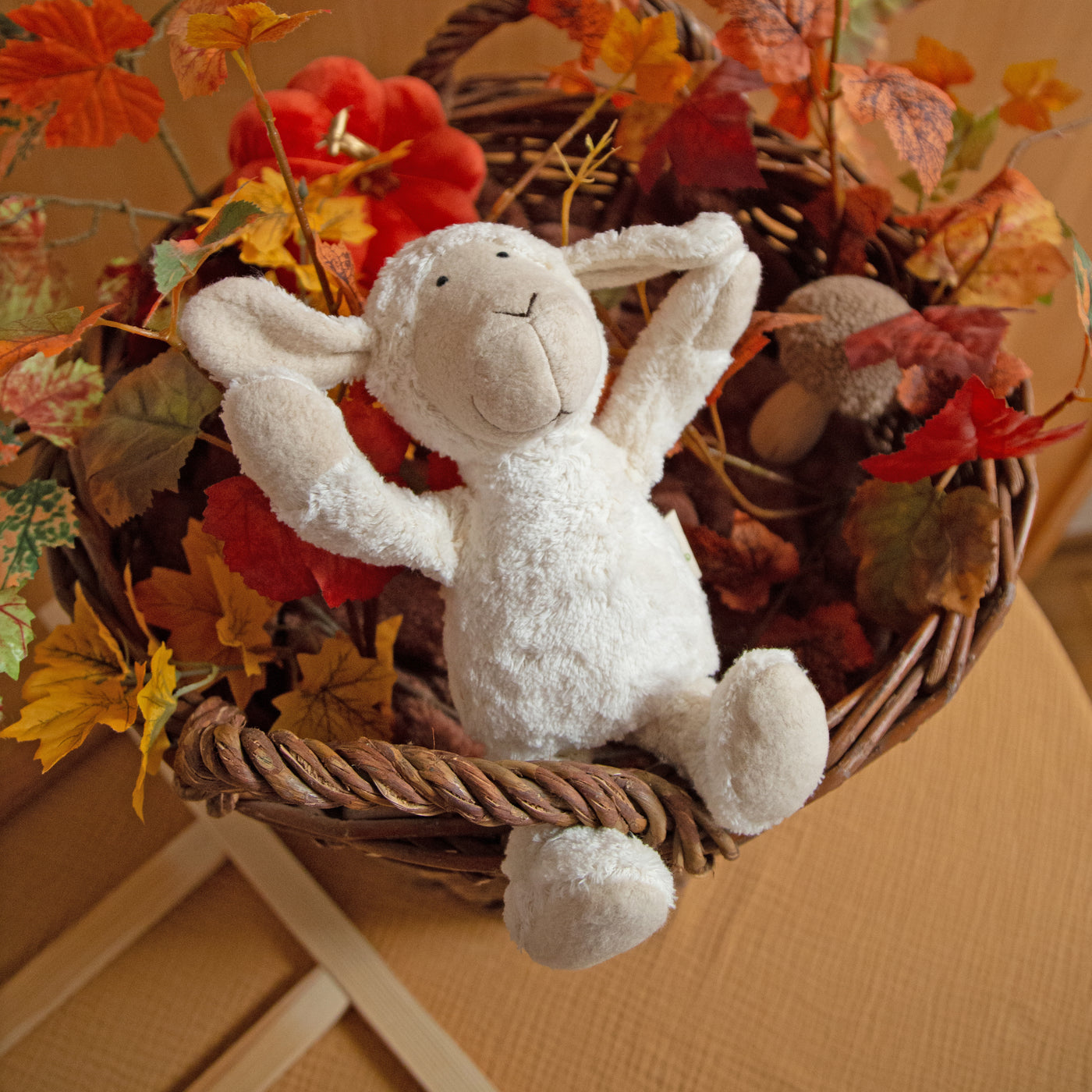 Bio-Kuscheltier Schaf im Korb mit Herbstdeko