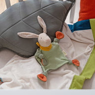 Bio-Schnuffeltuch Hase beige im Kinderbett