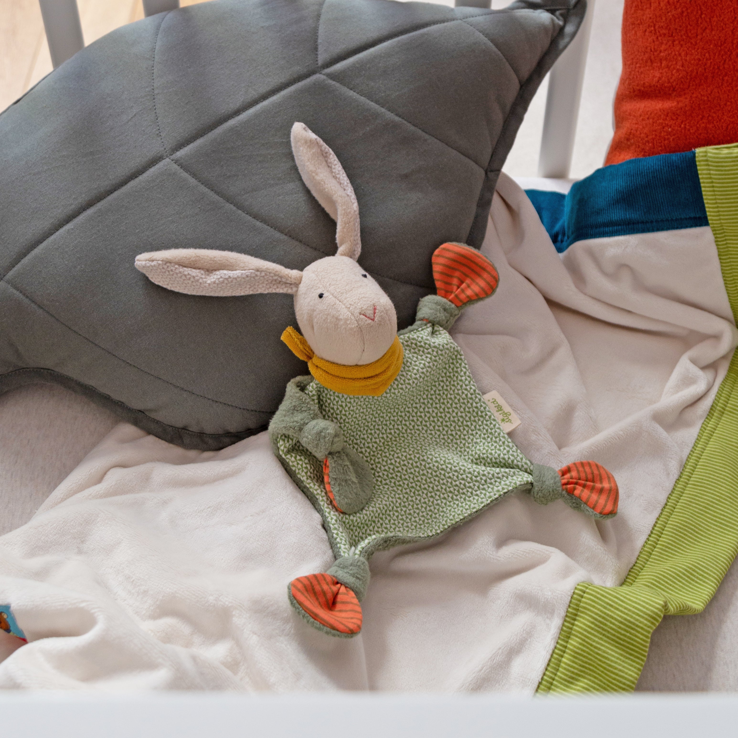 Bio-Schnuffeltuch Hase beige im Kinderbett