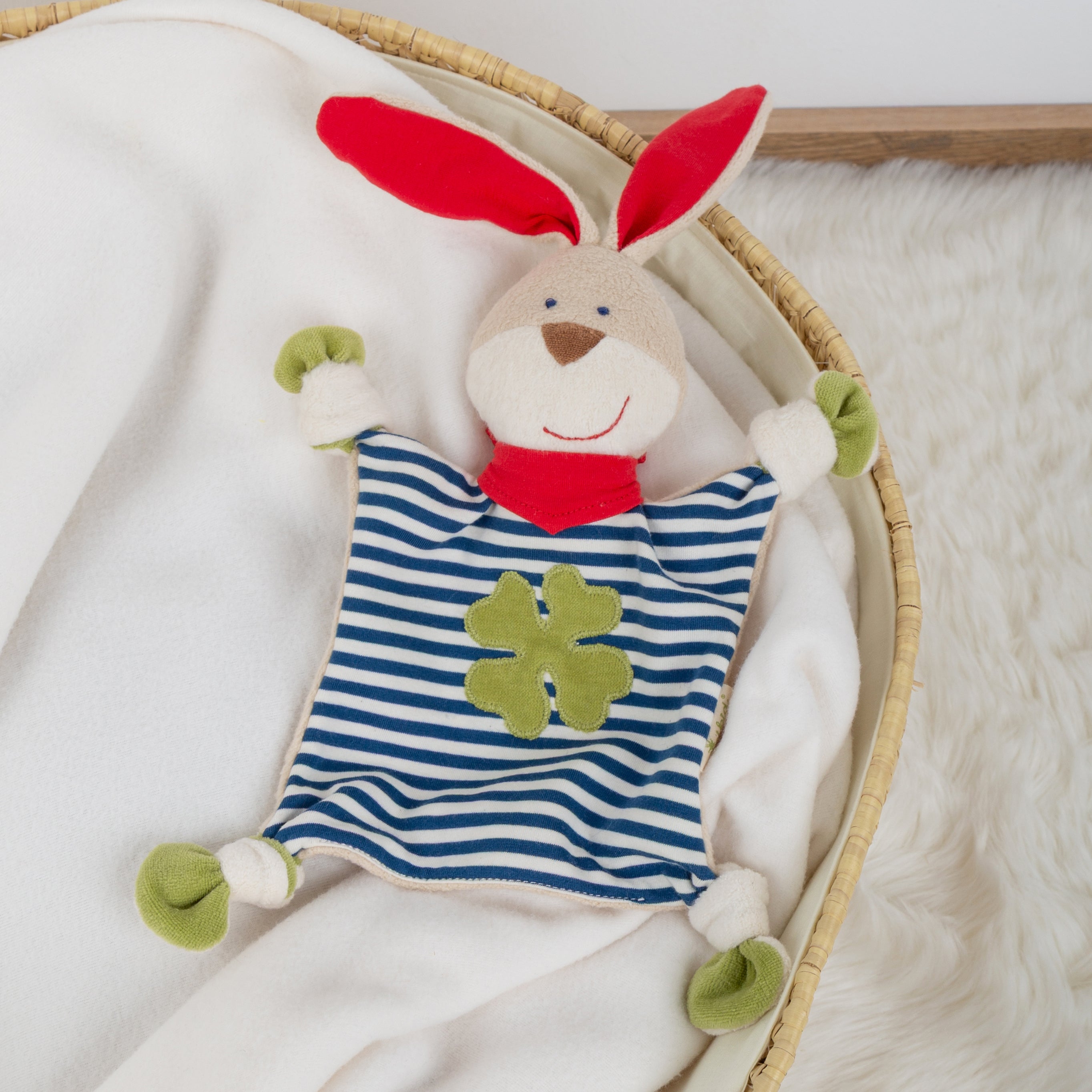 Bio-Schnuffeltuch Hase blau im Korb liegend