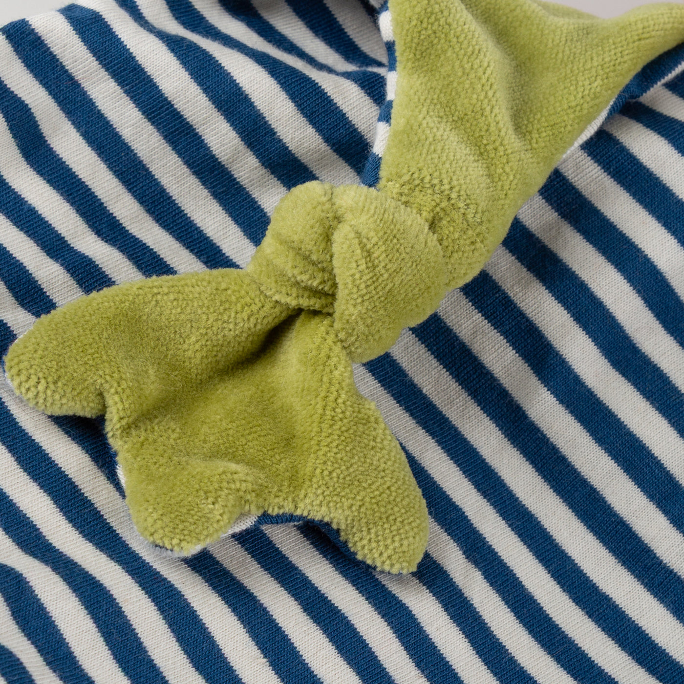 Bio-Schnuffeltuch Frosch blau Brust Nahaufnahme