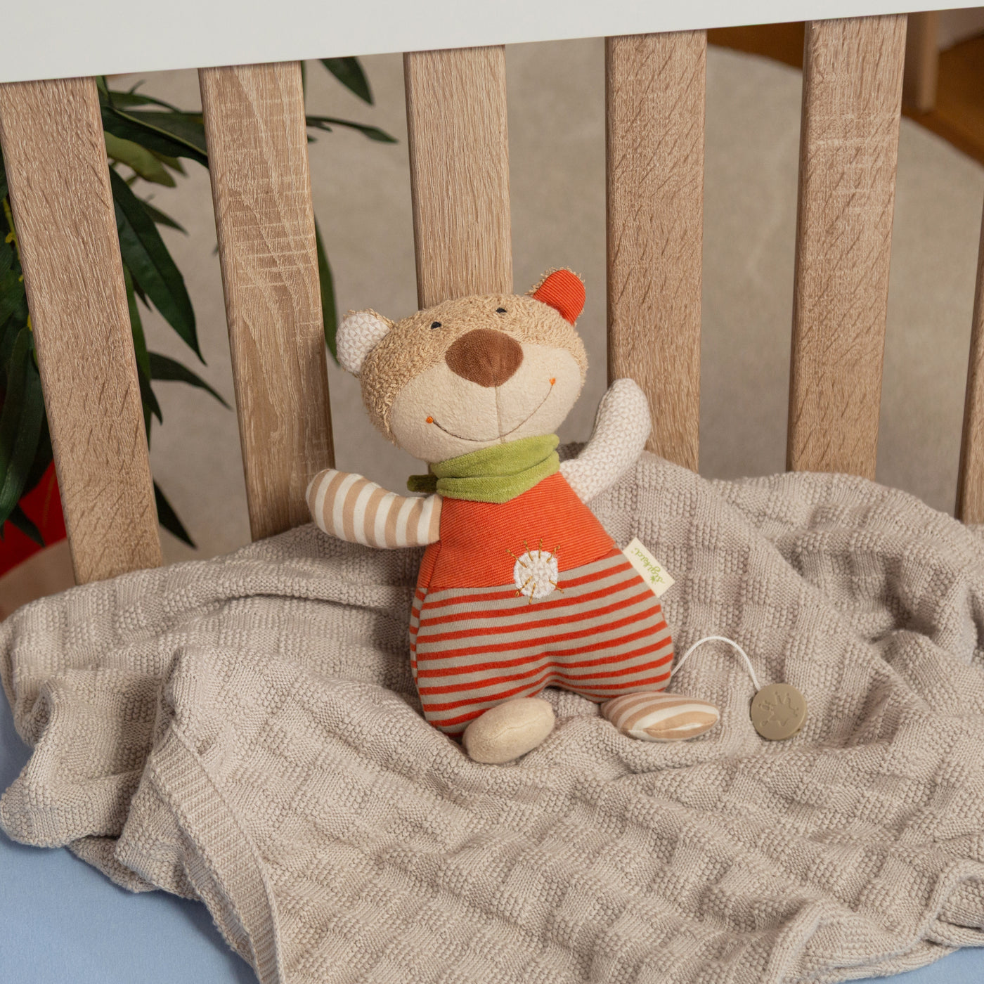 Bio-Spieluhr Bär im Kinderbett