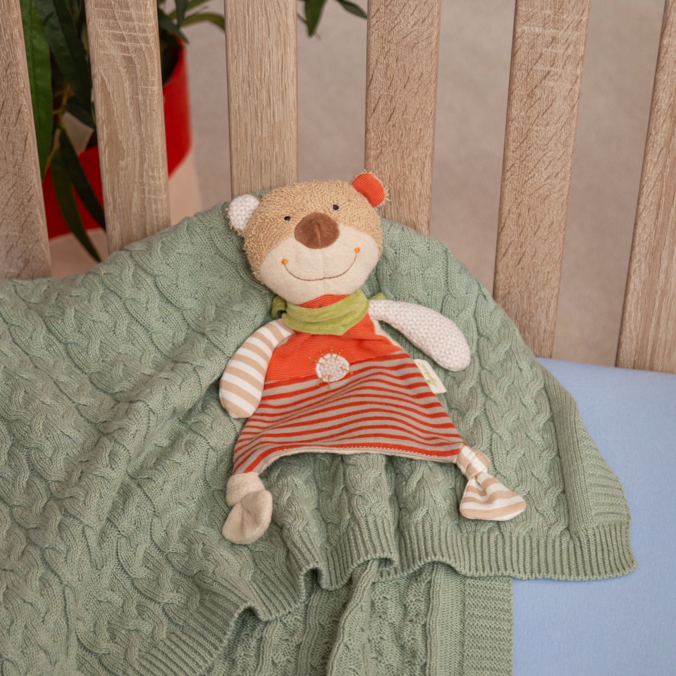 Bio-Schnuffeltuch Bär  im Kinderbett