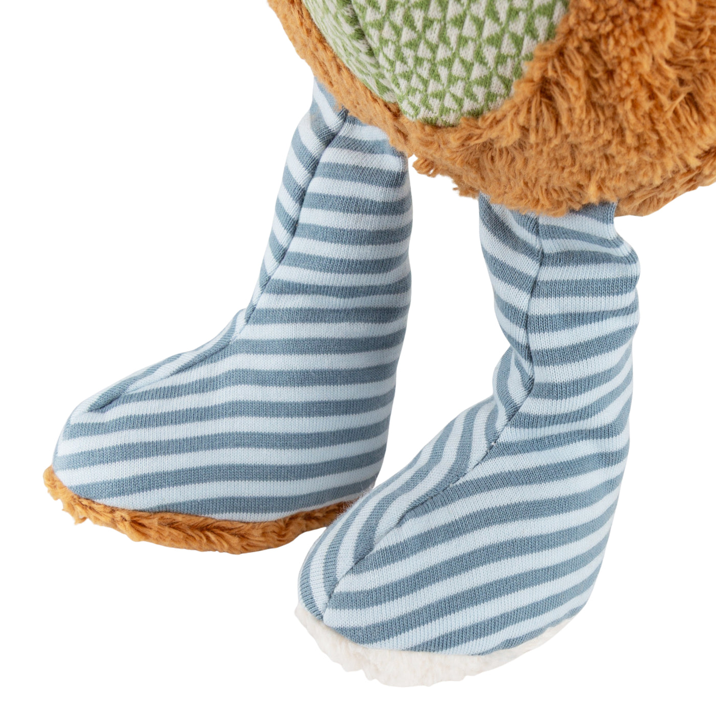 Bär Kuscheltier Pure von Sigikid mit weißem Hintergrund Nahaufnahme Füße
