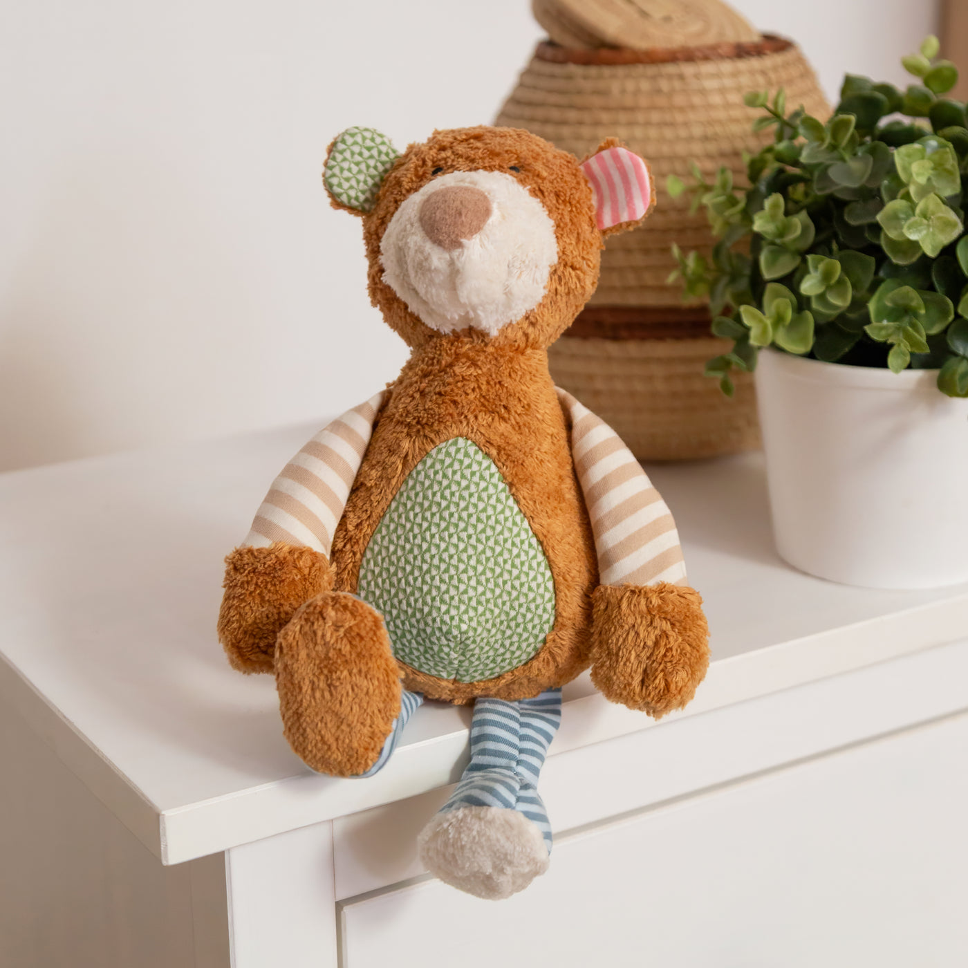 Bär Kuscheltier Pure von Sigikid auf einem Schrank sitzend