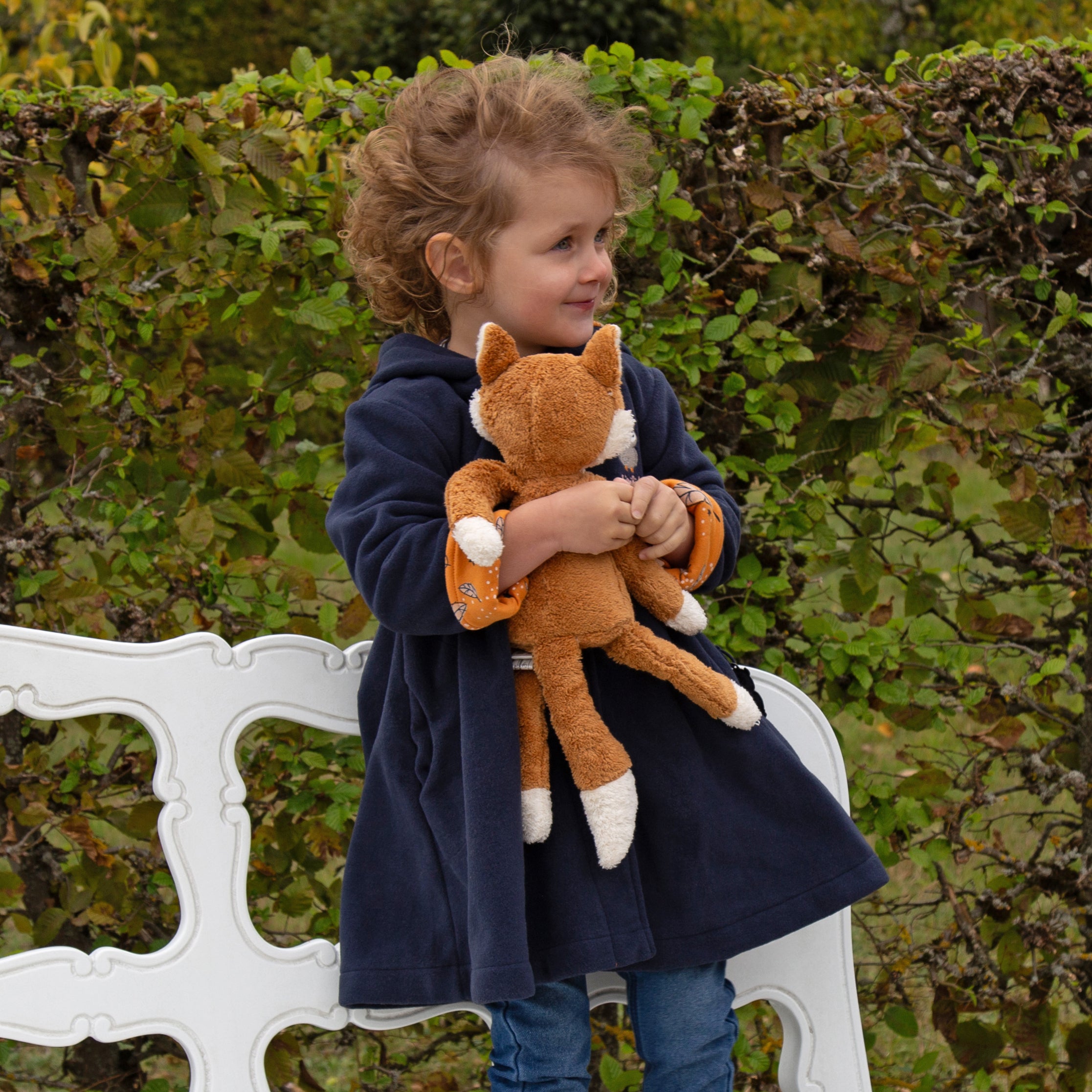 Sigikid Fuchs am Arm von einem Kind 