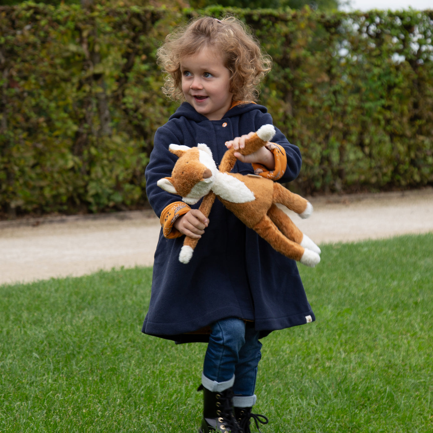 Sigikid Fuchs in der Hand von einem Kind 