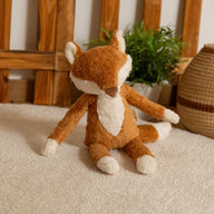 Sigikid Fuchs sitzend auf einem Teppich