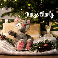 Bio Kuscheltier Katze Charly unter dem Weihnachtsbaum