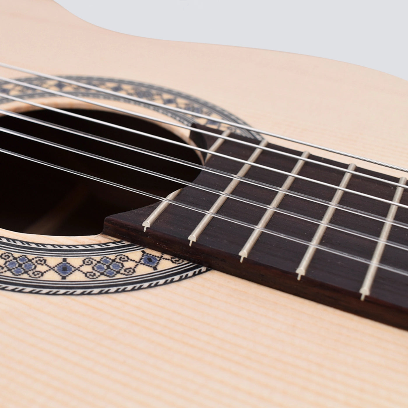 VOLT Konzertgitarre Sevilla KG-5000 (4/4, offenporig, Sattelbreite 52mm)