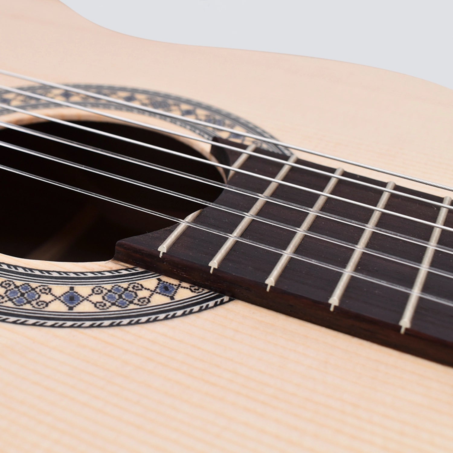 VOLT Konzertgitarre Sevilla KG-5000 (4/4, offenporig, Sattelbreite 52mm)