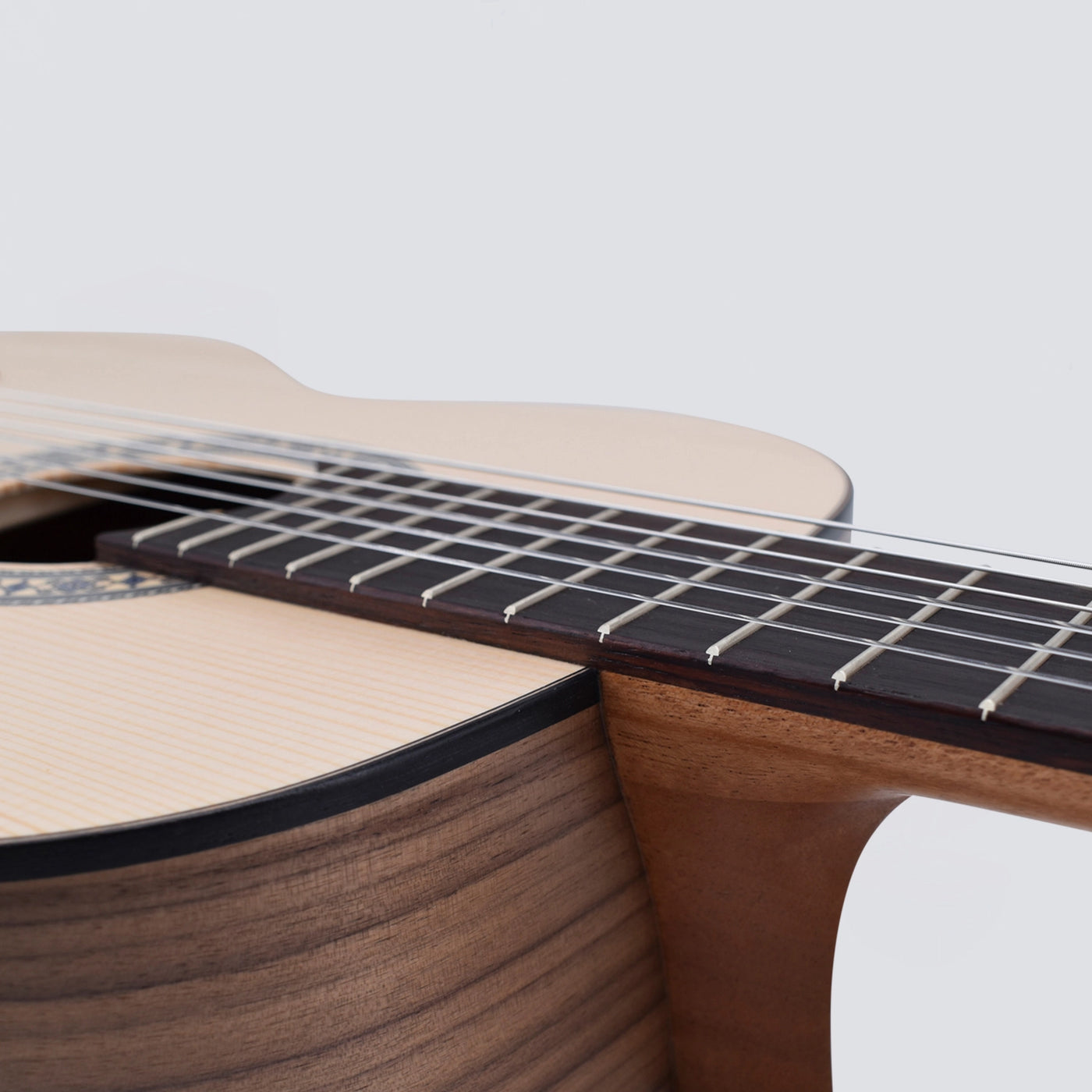 VOLT Konzertgitarre Sevilla KG-5000 (4/4, offenporig, Sattelbreite 48 mm)