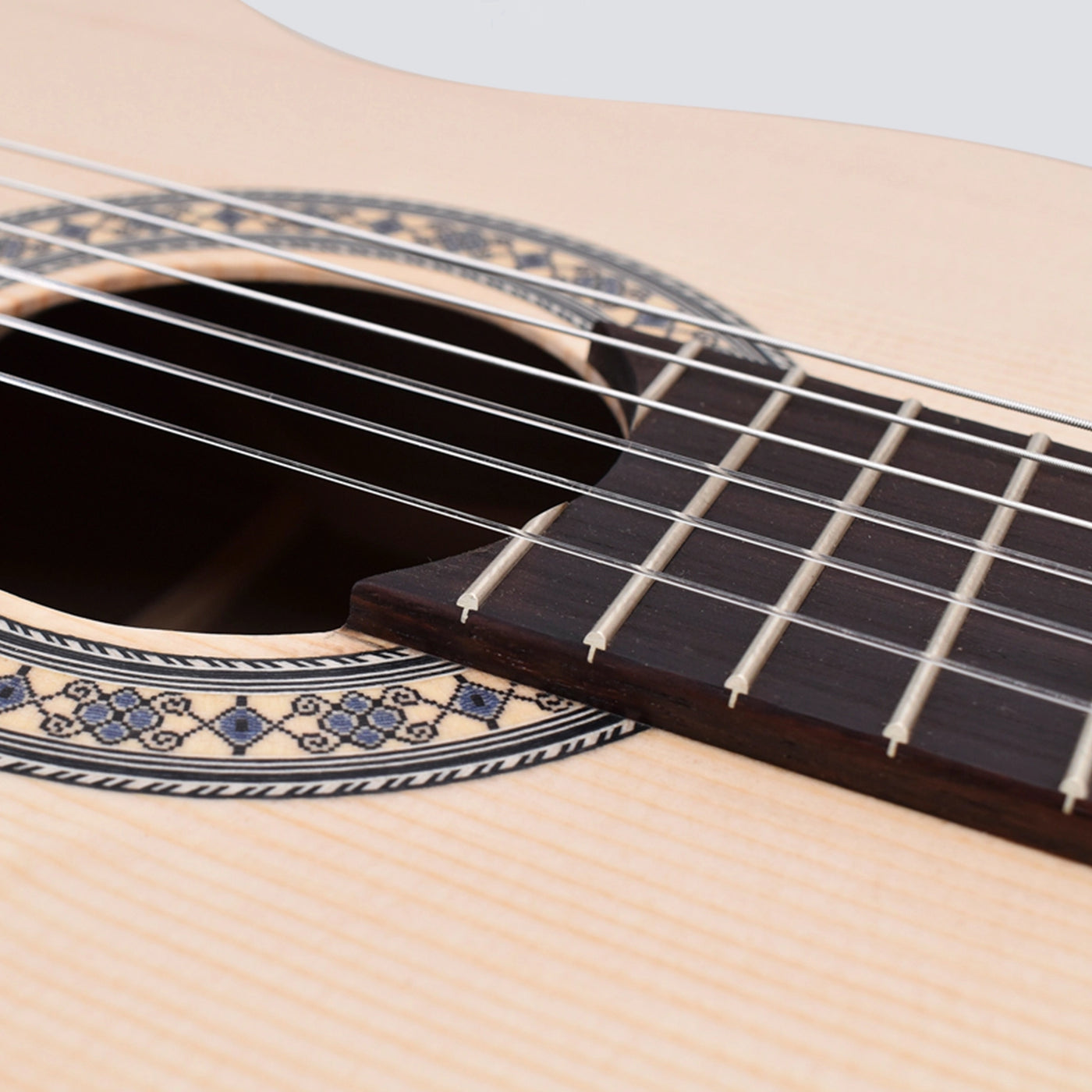 VOLT Konzertgitarre Sevilla KG-5000 (4/4, offenporig, Sattelbreite 48 mm)