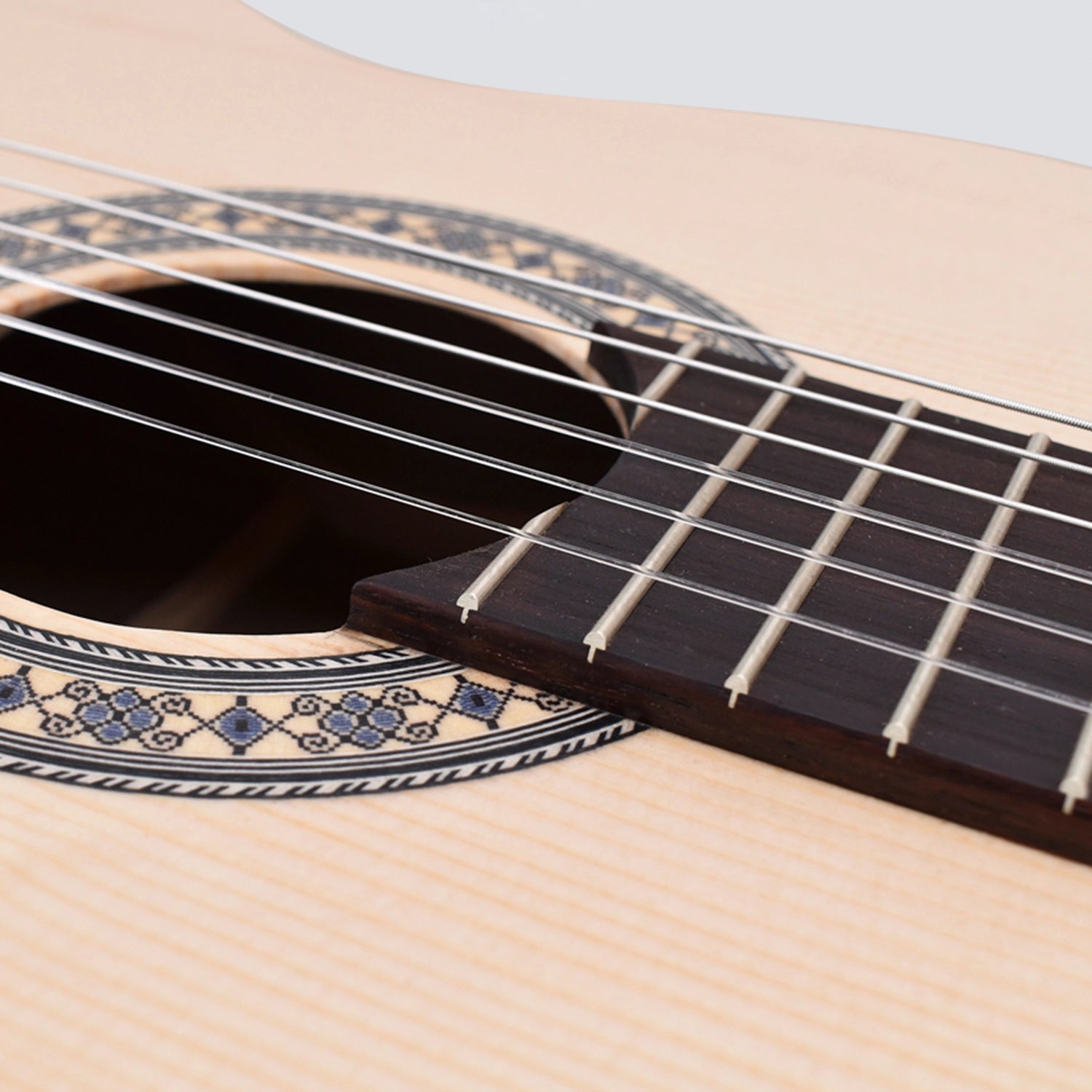 VOLT Konzertgitarre Sevilla KG-5000 (4/4, offenporig, Sattelbreite 48 mm)