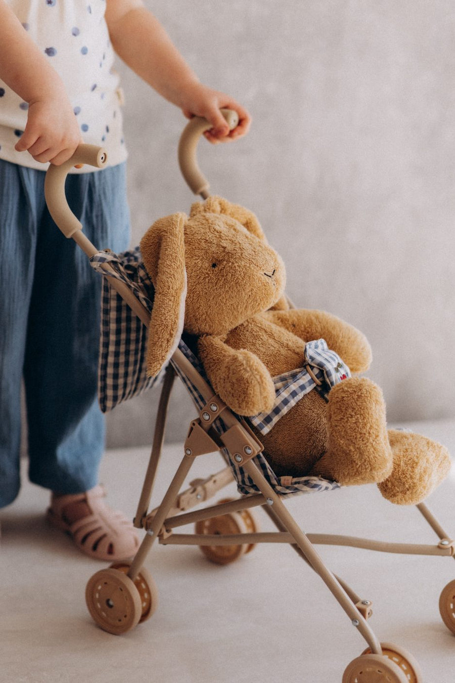 Weiches Bio-Kuscheltier Hase Alma von Wooly Organic in Beige mit langen Schlappohren aus Baumwolle für Babys und Kleinkinder