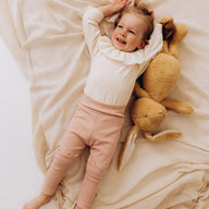 Weiches Bio-Kuscheltier Hase Alma von Wooly Organic in Beige mit langen Schlappohren aus Baumwolle für Babys und Kleinkinder