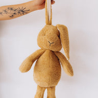 Weiches Bio-Kuscheltier Hase Alma von Wooly Organic in Beige mit langen Schlappohren aus Baumwolle für Babys und Kleinkinder