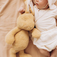 Weiches Bio-Kuscheltier Hase Alma von Wooly Organic in Beige mit langen Schlappohren aus Baumwolle für Babys und Kleinkinder