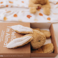 Wärmendes Bio-Kuscheltier Hase Alma von Wooly Organic mit Kirschkernfüllung, langen Ohren und weicher Baumwolle in nachhaltiger Geschenkbox