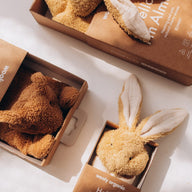 Wärmendes Bio-Kuscheltier Hase Alma von Wooly Organic mit Kirschkernfüllung, langen Ohren und weicher Baumwolle in nachhaltiger Geschenkbox