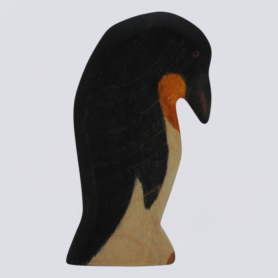 Holzwald Holzfigur Pinguin Kopf tief