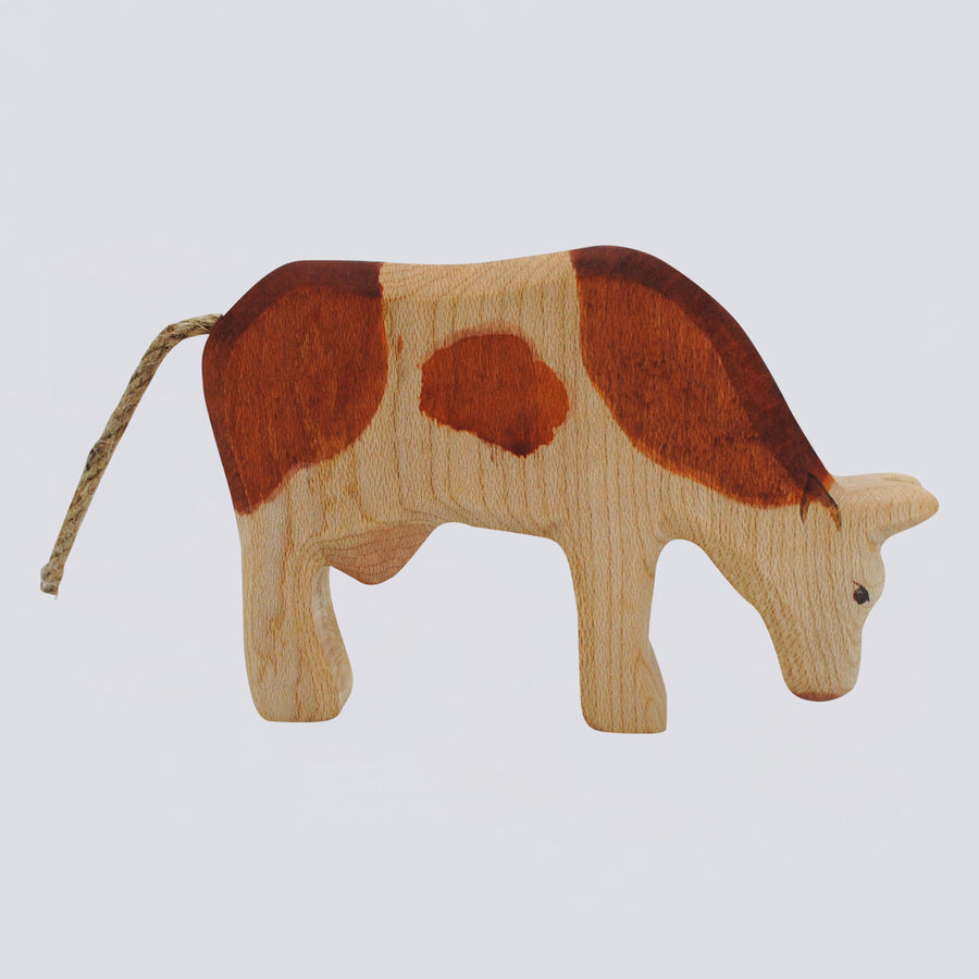 Holzwald Holzfigur Kuh fressend