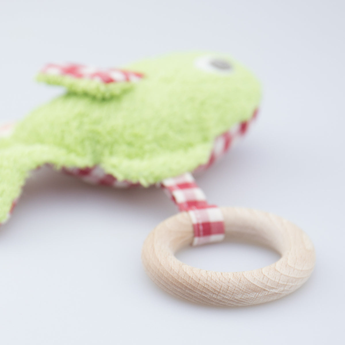 baby bio spielzeug Greifling Fisch mit Holzring grün von Efie · Bio Spielzeug