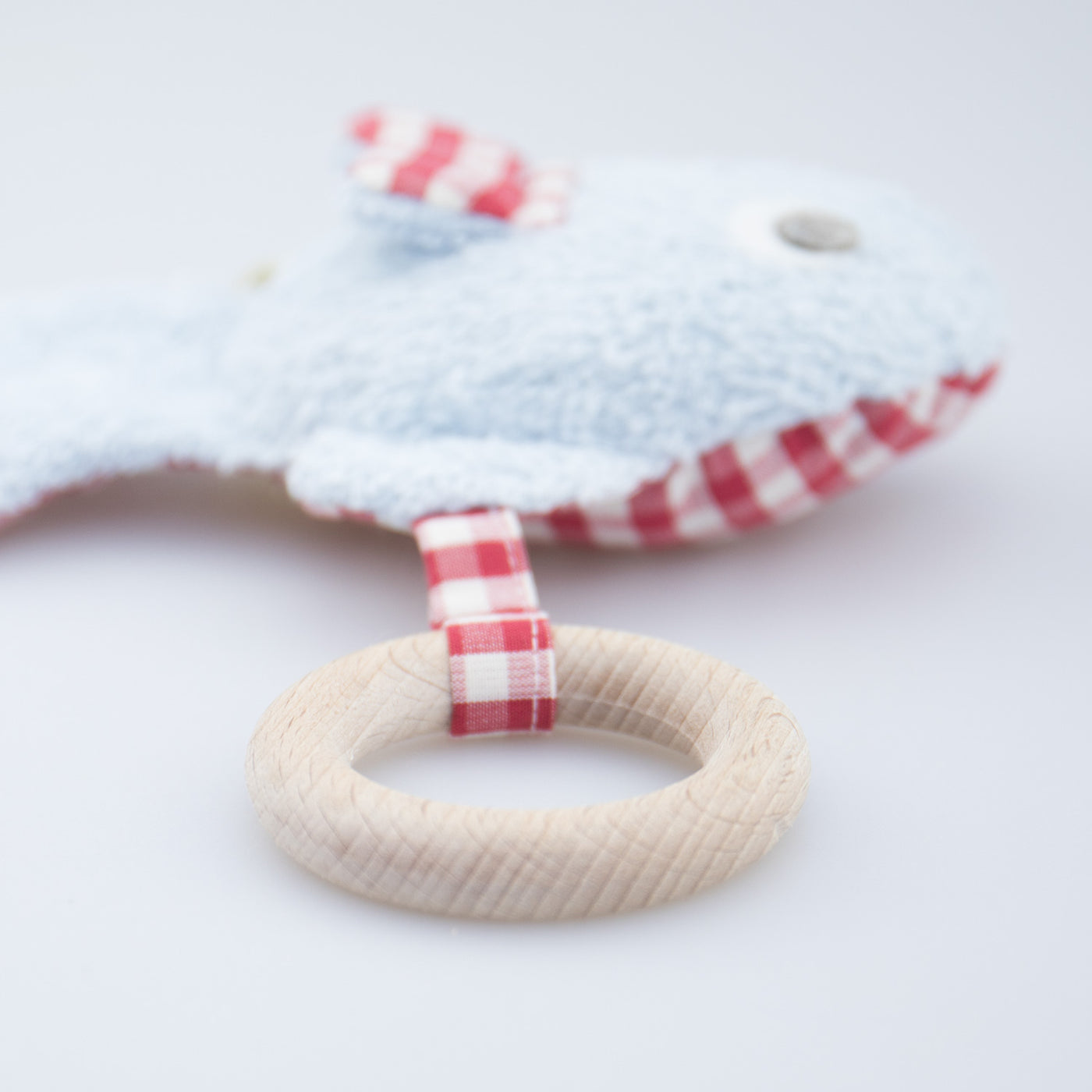 bio-spielzeug_efie_greifling_holzring_mit_fisch_hellblau_03
