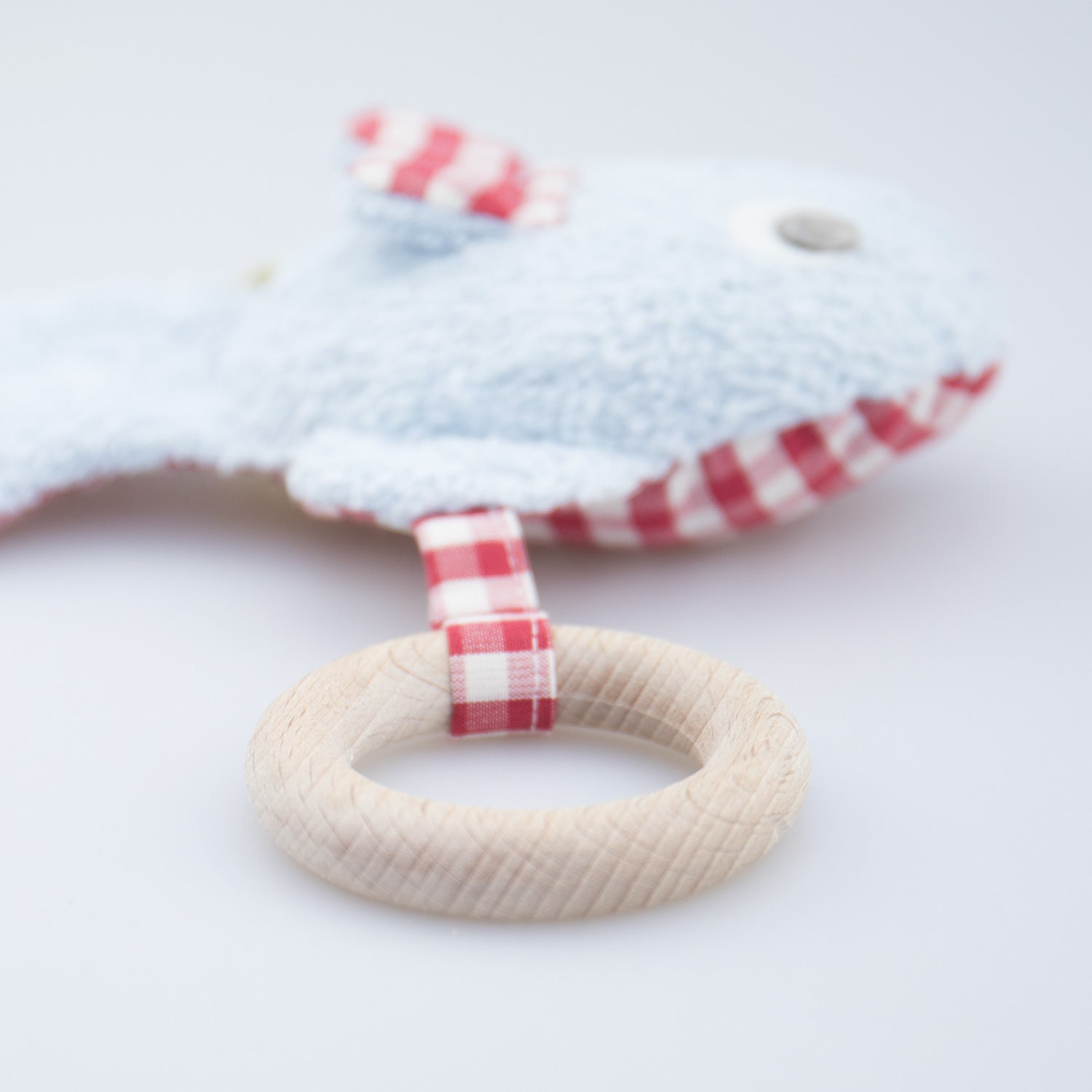 bio-spielzeug_efie_greifling_holzring_mit_fisch_hellblau_03