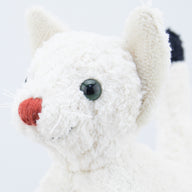 bio-spielzeug_kallisto_stofftier_katze_weiss_04