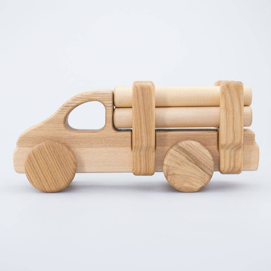 Holzauto mit Holzstämmen