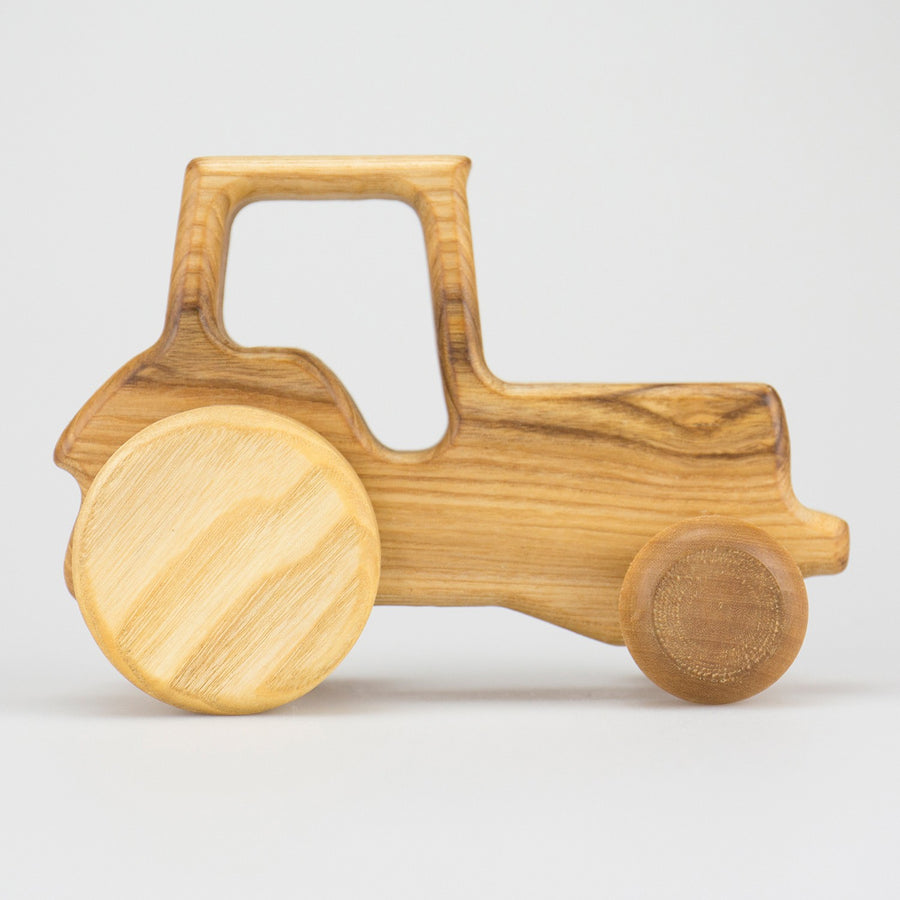 Traktor aus Holz
