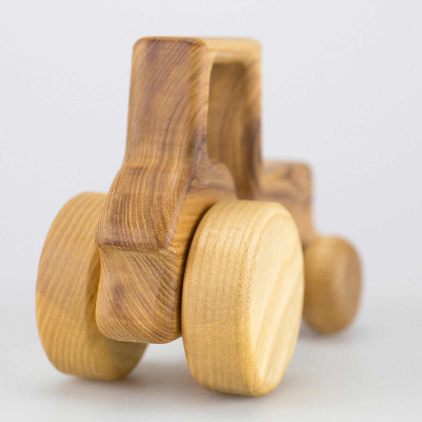 bio-spielzeug_lotes_toys_traktor_aus_holz_04